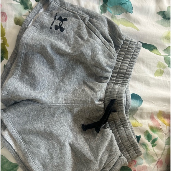 gray women’s under armour sweatshorts size MEDIUM - Picture 1 of 3